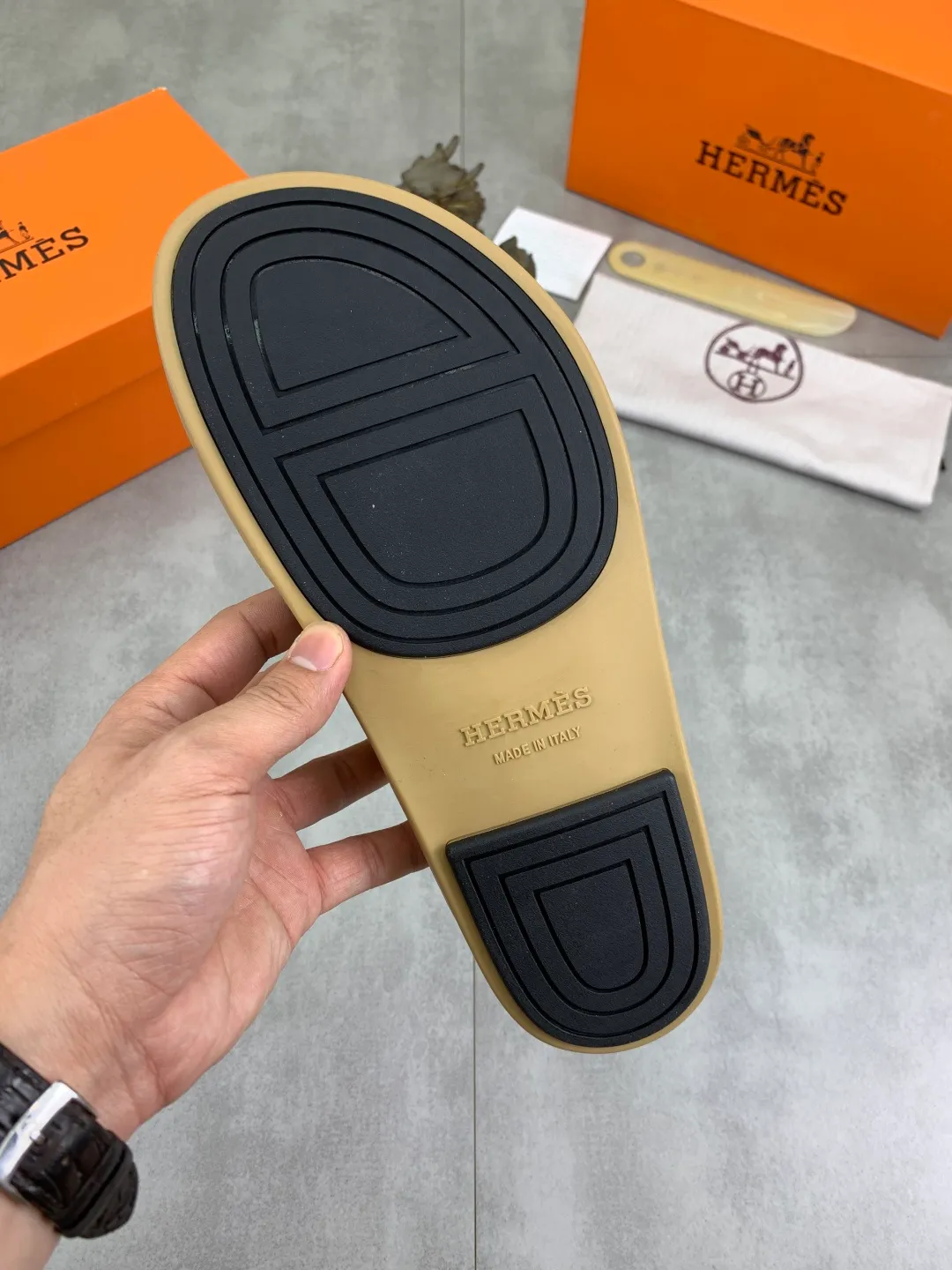 Men's shoes 💰P440 New [HERMES] high-end quality new Hermès slippers, made of imported calfskin, wear-resistant and non-slip rubber outsole. Fashionable and elegant code number: 39-44 (38 45 46 customized)